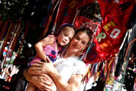 Rio de Janeiro (RJ), 04/03/2025 - Manuela Lampert e sua filha, Serena, brincam no Bloco Bagunça Meu Coreto, na Praça São Salvador, em Laranjeiras, zona sul da cidade.  Foto: Tânia Rêgo/Agência Brasil