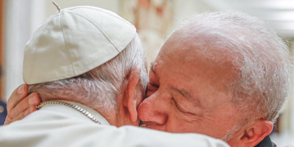 22_retro_2023_lula_e_recebido_pelo_papa_francisco.jpg