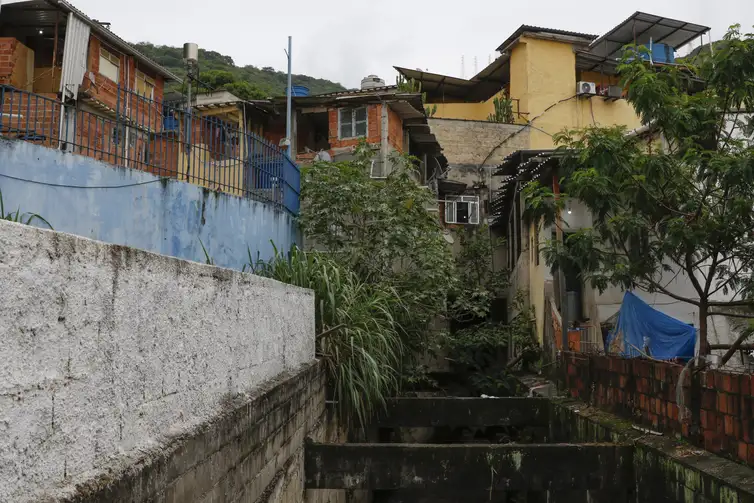 Rio de Janeiro (RJ) 26/03/2024 – Trecho do Rio Joana no Morro do Andaraí, atendido pelo programa Favela Bairro, que completa 30 anos. Foto: Fernando Frazão/Agência Brasil