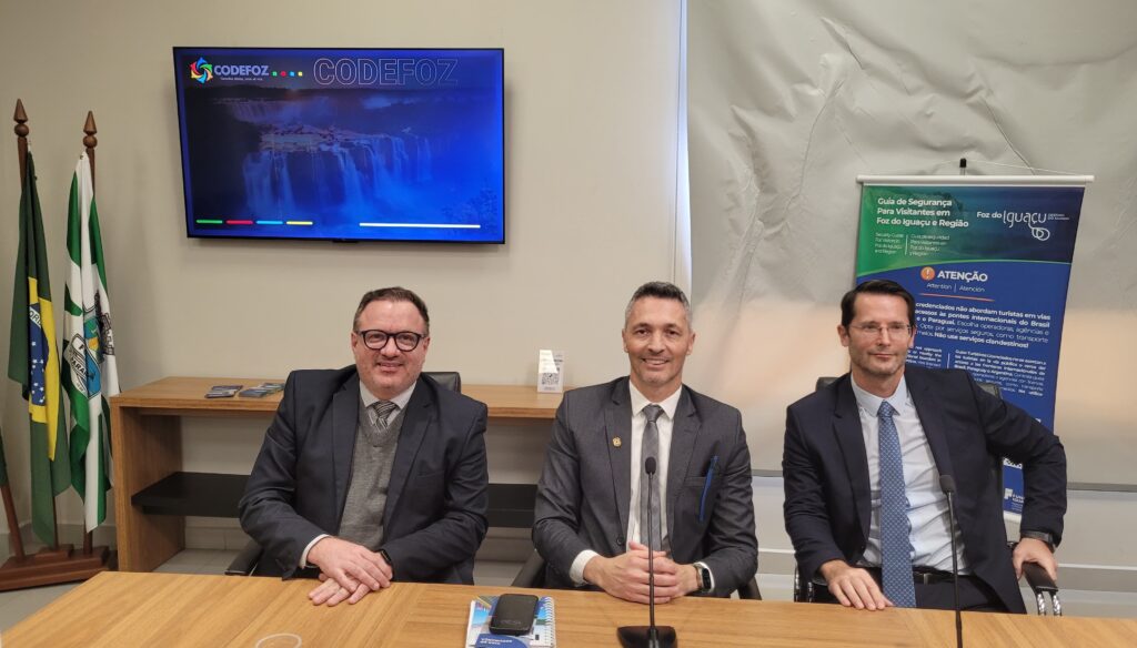 1. Marcelo Brito, presidente do Codefoz, o delegado da PF Sérgio Luís Stinglin de Oliveira e o promotor Rudi Burkle — foto divulgação