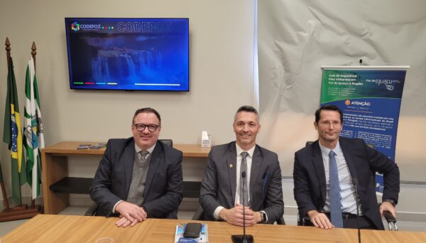 1. Marcelo Brito, presidente do Codefoz, o delegado da PF Sérgio Luís Stinglin de Oliveira e o promotor Rudi Burkle — foto divulgação