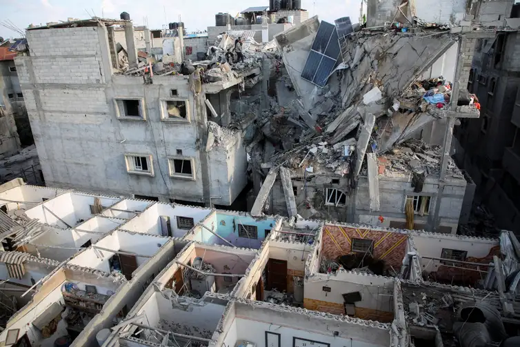 Destroços após ataque de Israel a Rafah, na Faixa de Gaza
07/05/2024
REUTERS/Hatem Khaled