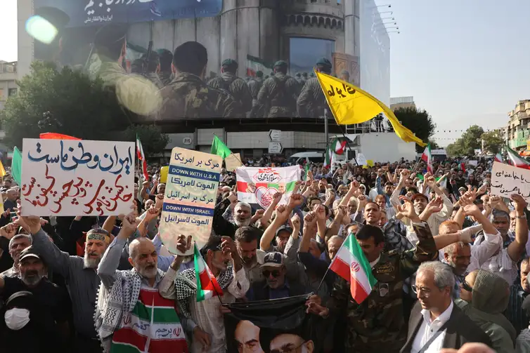 Reuters/Majid Asgaripour/Proibida reprodução People attend a protest against the U.S attack on nuclear sites, amid the Iran-Israel conflict, in Tehran, Iran, June 22, 2025. Majid Asgaripour/WANA (West Asia News Agency) via REUTERS ATTENTION EDITORS - THIS PICTURE WAS PROVIDED BY A THIRD PARTY