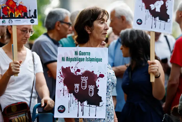 REUTERS/Benoit Tessier/Proibida reprodução Iranians in Paris demonstrate following U.S attack on Iran's nuclear sites and against Iran-Israel conflict, but also call for more freedom and rights especially for women, in Paris, France, June 22, 2025. REUTERS/Benoit Tessier