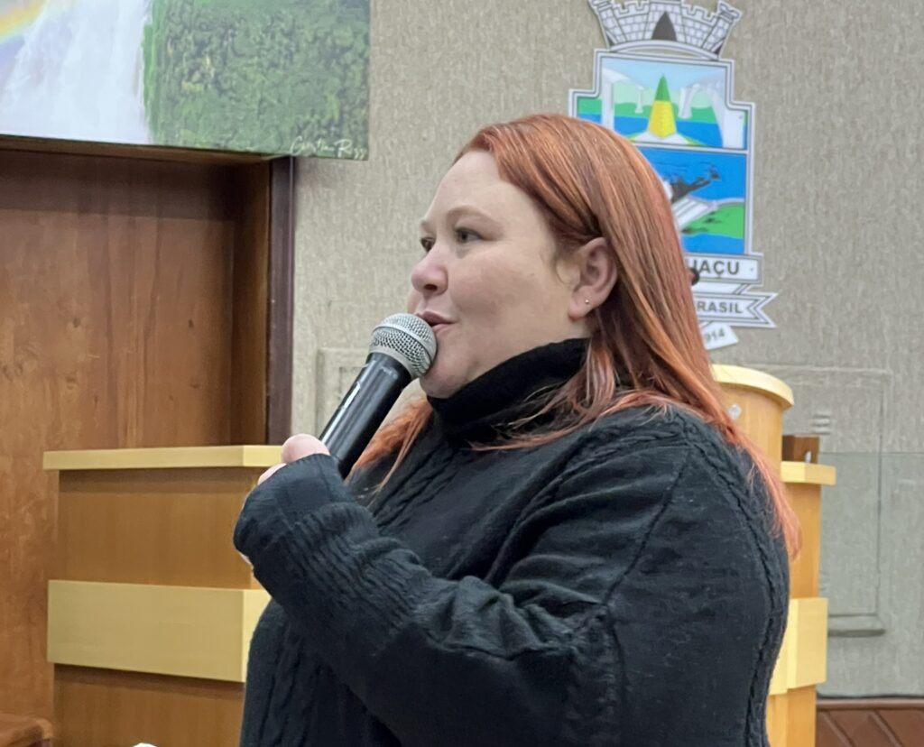 A professora Viviane Dotto, pres. do Sinprefi, assina Nota de Repúdio emitida pelo sindicato contra atos dos vereadores e da Secretaria de Educação. (Foto Izabelle Ferr