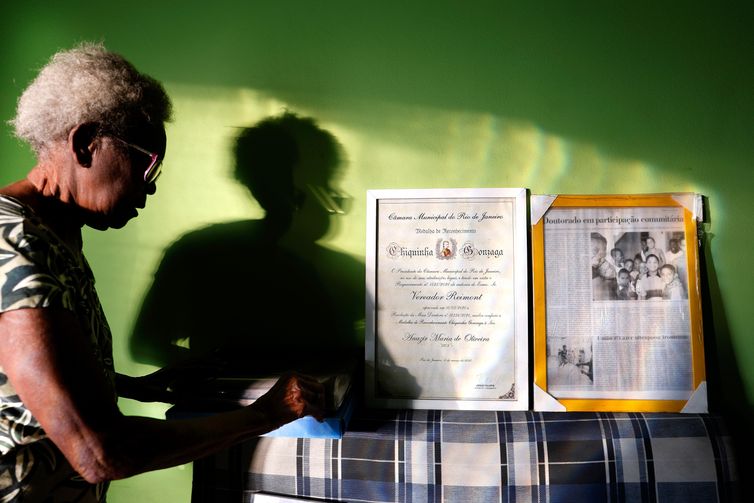 Rio de Janeiro (RJ), 25/06/2025 - Anazir Maria de Oliveira, conhecida como Dona Zica, 92 anos, uma das fundadoras do Sidicato dos Trabalhadores Domésticos do Rio de Janeiro, da Central Única dos Trabalhadores(CUT) e do Partido dos Trabalhadores(PT), em sua casa. Na foto, emoldurada a Medalha de Reconheimento Chiquinha Gonzaga concedida a ela pela Câmara Municipal do Rio de Janeiro. Foto: Tânia Rêgo/Agência Brasil