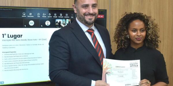 sara_zewde_recebe_o_certificado_das_maos_de_leonardo_campos_gerente_do_bndes_-_credito_andre_telles.jpeg