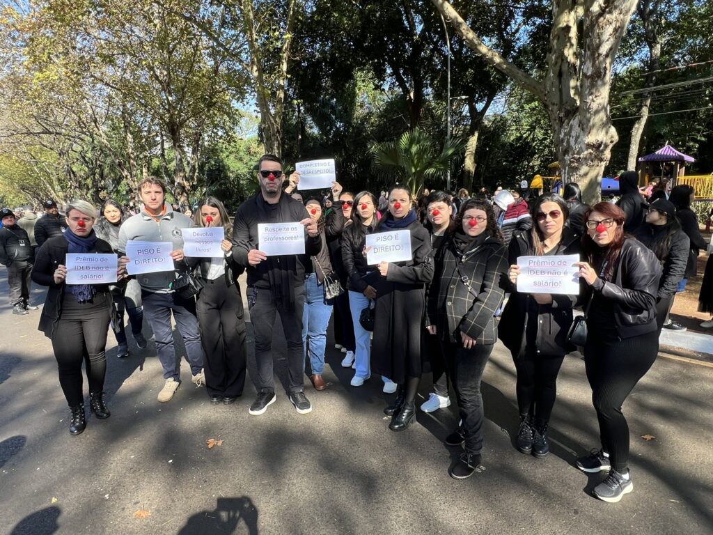 Professores usaram roupas pretas, fitas pretas nos braços e nariz de palhaço no desfile cívico. (Foto Izabelle Ferrari)