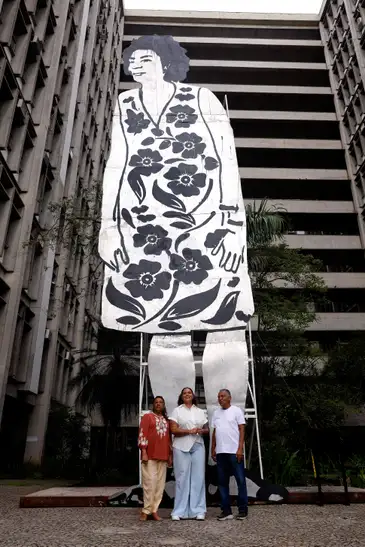 Rio de Janeiro (RJ), 28/07/2025 - Instituto Marielle Franco inaugura escultura de Marielle na UERJ. A escultura “Marielle Franco – Corte Seco”, do artista contemporâneo Paulo Nazareth, foi criada em 2021 para a 34ª Bienal de São Paulo, a obra faz parte da série Corte Seco, composta por peças em grandes dimensões que retratam figuras negras. Foto: Tânia Rêgo/Agência Brasil