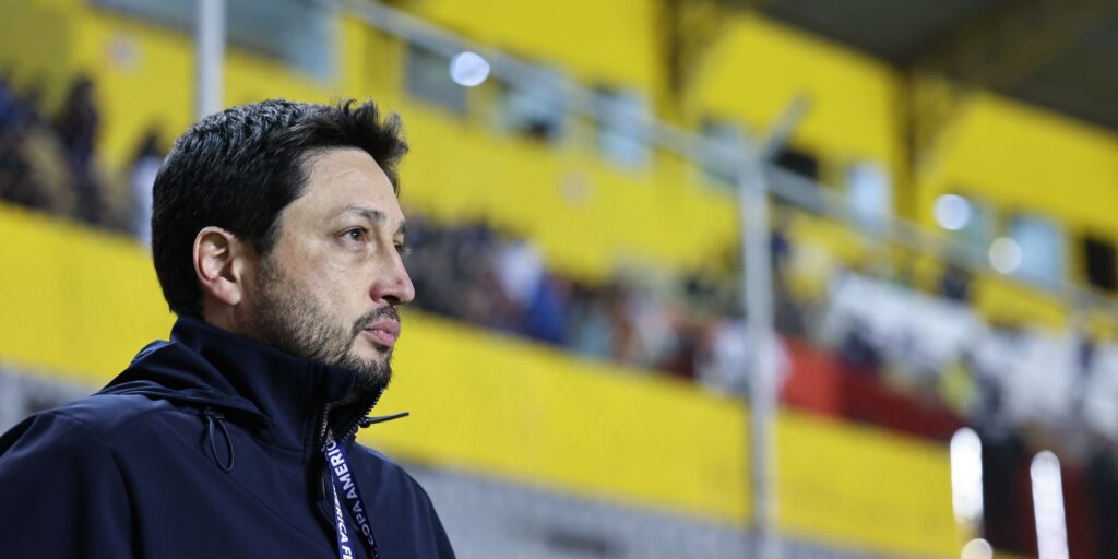 arthur_elias-tecnico_selecao_fem.jpg