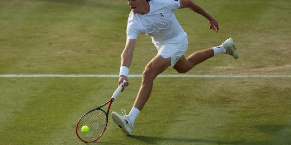 joao_fonseca_cai_na_rodada_3_wimbledon_2025.jpg