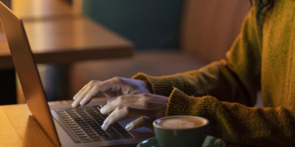 mulher-de-lado-trabalhando-em-seu-laptop-em-uma-cafeteria.jpg