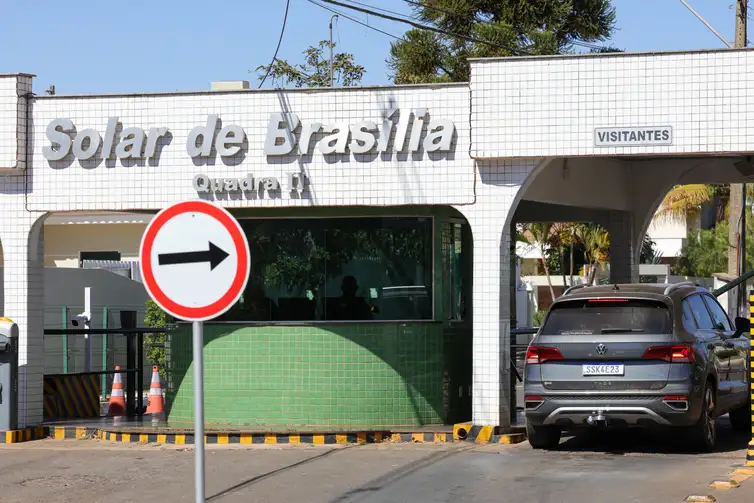 Brasília (DF) 07/08/2025 Fachada do condomínio Solar de Brasília, onde mora e cumpre prisão domiciliar o ex-presidente Jair Bolsonaro.  Foto: Fabio Rodrigues-Pozzebom/ Agência Brasil