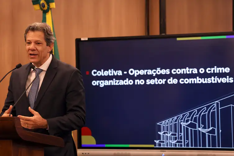 Brasília (DF), 28/08/2025 - O ministro da Fazenda, Fernando Haddad, durante entrevista coletiva para detalhar duas operações da Polícia Federal para combater a atuação do crime organizado no setor de combustíveis. Foto: José Cruz/Agência Brasil