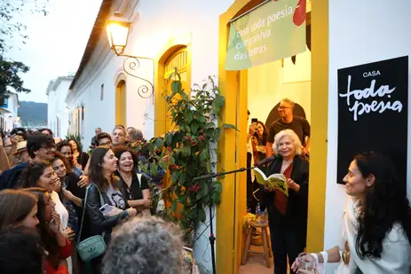 Paraty (RJ), 31/07/2025 - A poeta Alice Ruiz participa da homenagem a Paulo Leminski na Casa Toda Poesia da Companhia das Letras durante a 23ª Festa Literária Internacional de Paraty. Foto: Rovena Rosa/Agência Brasil