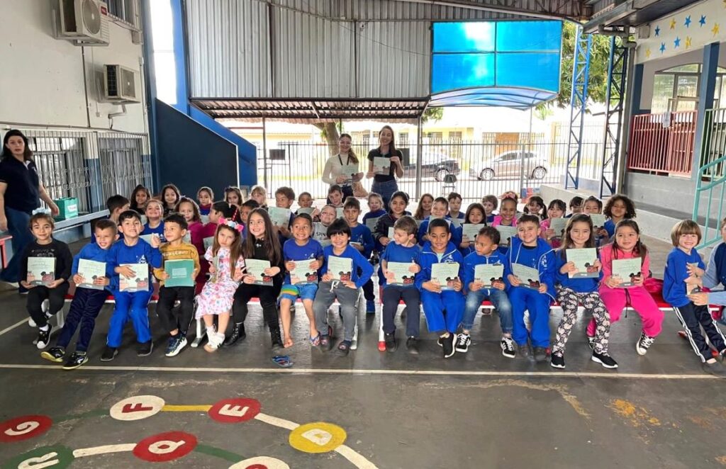Atividade lúdica do Sicoob Três Fronteiras em escola municipal, na Semana do Cooperativismo – foto divulgação