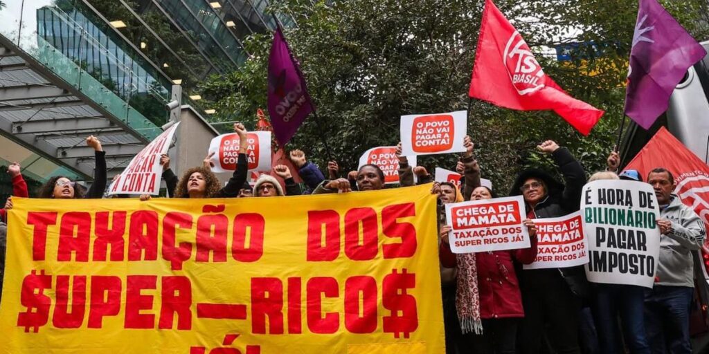 frente_povo_sem_medo_ocuparam_hoje_a_sede_do_itau_01.jpg