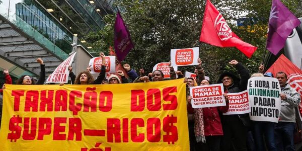 frente_povo_sem_medo_ocuparam_hoje_a_sede_do_itau_01.jpg