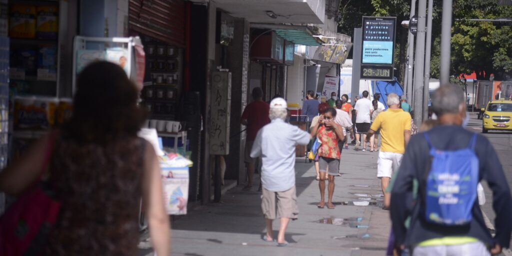 rio_tem_primeiro_dia_util_de_reabertura_do_comercio_de_rua2906200462.jpg