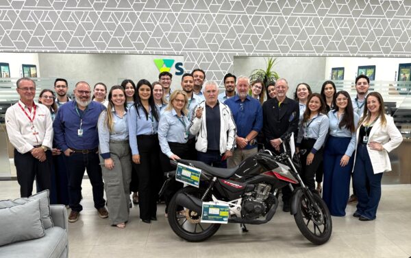 Sicoob República Argentina fez a entrega da motocicleta ao empresário Enory Casagrande – foto divulgação