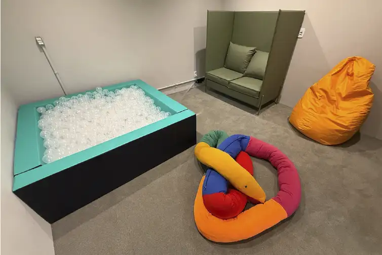 Rio de Janeiro (RJ), 19/09/2025 - Setembro é marcado pela força das mobilizações em torno do Dia Nacional de Luta da Pessoa com Deficiência (21) e do Dia Nacional da
Pessoa Surda (26). Nesse contexto, museus como o Museu do Amanhã têm buscado construir práticas que dialoguem com essas lutas, ampliando as possibilidades de acesso e de produção de experiências plurais. Foto: Museu do Amanhã/Divulgação