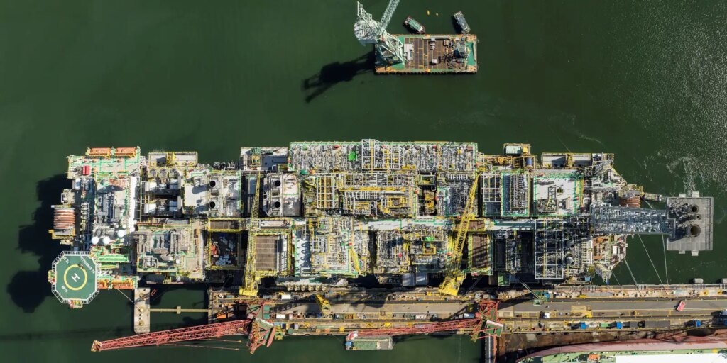 plataforma_da_petrobras_que_reforcara_o_pre-sal_deixa_singapura02.jpg