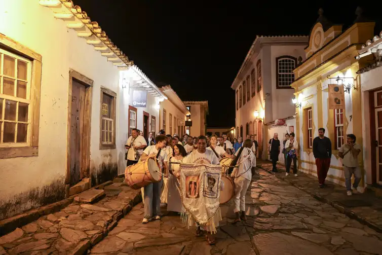 Tiradentes (MG), 11/09/2025 – O grupo de congado Nossa Senhora do Rosário e Escrava Anastácia participa de cortejo durante abertura do Festival Artes Vertentes, no centro de Tiradentes (MG). Foto: Tomaz Silva/Agência Brasil