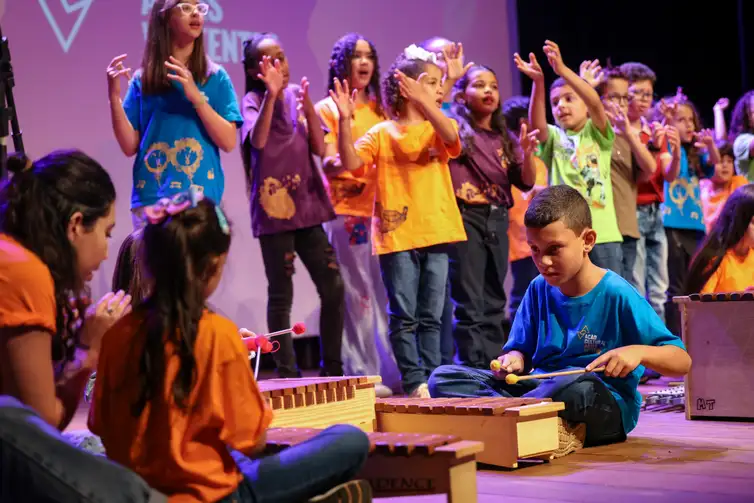 Tiradentes (MG), 11/09/2025 – Apresentação das formações musicais da Ação Cultural Artes Vertentes com participação do Coro VivAvoz e do coro Vozes da APAE na abertura do Festival Artes Vertentes, no centro de Tiradentes (MG). Foto: Tomaz Silva/Agência Brasil