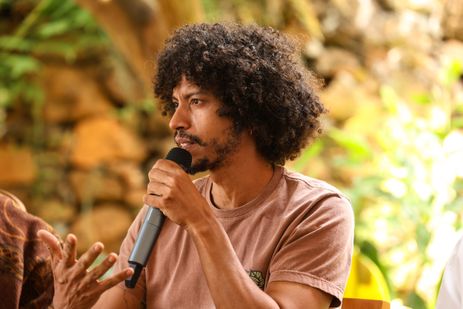 Tiradentes (MG), 14/09/2025 – O artista visual, Dinho Araújo durante mesa debate Entre as margens do Atlântico, no Festival Artes Vertentes, no centro de Tiradentes (MG). Foto: Tomaz Silva/Agência Brasil
