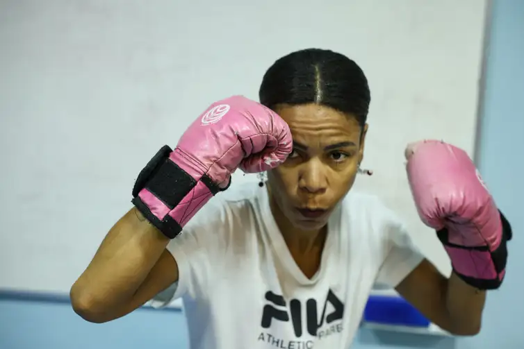 Rio de Janeiro (RJ), 26/09/2025 – Alunas participam de aula de defesa pessoal e muay thai no Instituto Carlos Chagas, pelo Projeto Menina moça mulher, no centro do Rio de Janeiro. Foto: Tomaz Silva/Agência Brasil