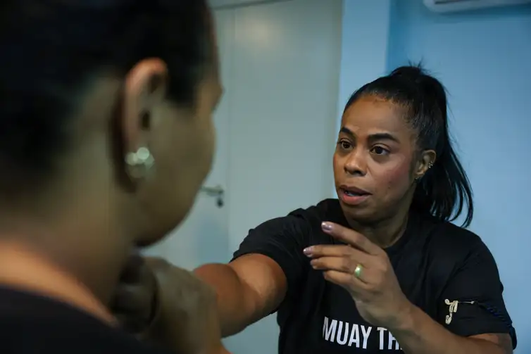 Rio de Janeiro (RJ), 26/09/2025 – A psicanalista e professora, Ana paula Lino durante aula de defesa pessoal e muay thai no Instituto Carlos Chagas, pelo Projeto Menina moça mulher, no centro do Rio de Janeiro. Foto: Tomaz Silva/Agência Brasil