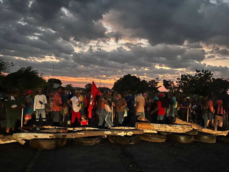 MST/Divulgação Araguatins (TO), 08/09/2025 - Um grupo de sem-terra faz protesto e bloqueia um trecho da rodovia TO-404, em Araguatins, cidade do norte do Tocantins, a cerca de 600 quilômetros da capital do estado, Palmas. Foto: MST/Divulgação