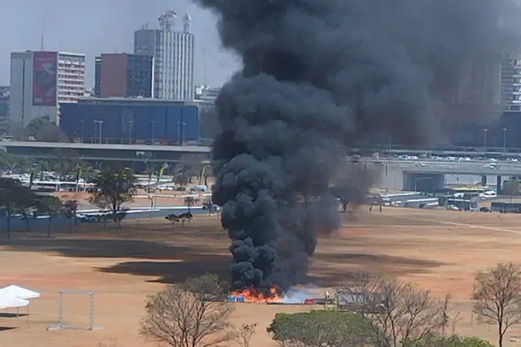 Brasília (DF), 09/09/2025 - Banheiros químicos são incendiados na Esplanada dos Ministérios em frente a Rodoviária do Plano Piloto. Ao todo, dez banheiros químicos foram incendiados. Foto: Antônio Cruvinel/Divulgação