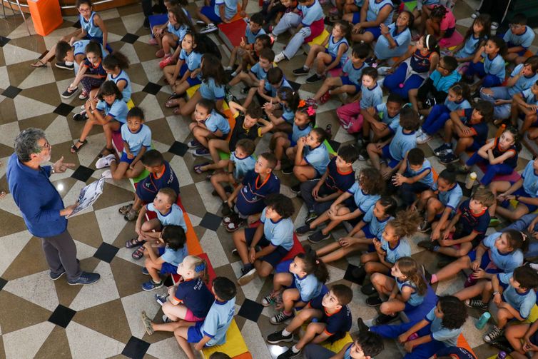 Fabio Rodrigues-Pozzebom/ Agência Brasil Brasília, 09/10/2023 O projeto Lê Pra Mim, de incentivo à leitura de livros infantis brasileiros, tem início no Museu dos Correios, em Brasília. Esta nova temporada na capital do país vai até quarta (11) e faz parte das comemorações pelos 360 anos dos Correios. O ator Paulo Betti e o jornalista Fábio William fizeram a abertura do evento.  Foto: Fabio Rodrigues-Pozzebom/ Agência Brasil