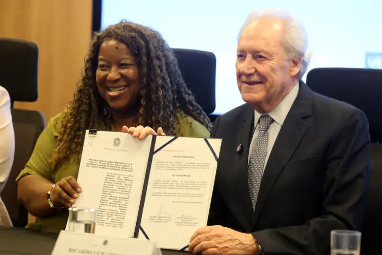 Brasília (DF), 15/10/2025 - A Ministra dos Direitos Humanos e da Cidadania, Macaé Evaristo, e o ministro da Justiça e Segurança Pública (MJSP), Ricardo Lewandowski, durante anúncio das ações de 2025 da estratégia Crescer em Paz. Trata-se de um plano do MJSP para a proteção integral de crianças e adolescentes, com 45 ações focadas na prevenção da violência, crime e drogas, além do acolhimento e recuperação de vítimas e garantia de acesso à Justiça. Foto: Valter Campanato/Agência Brasil