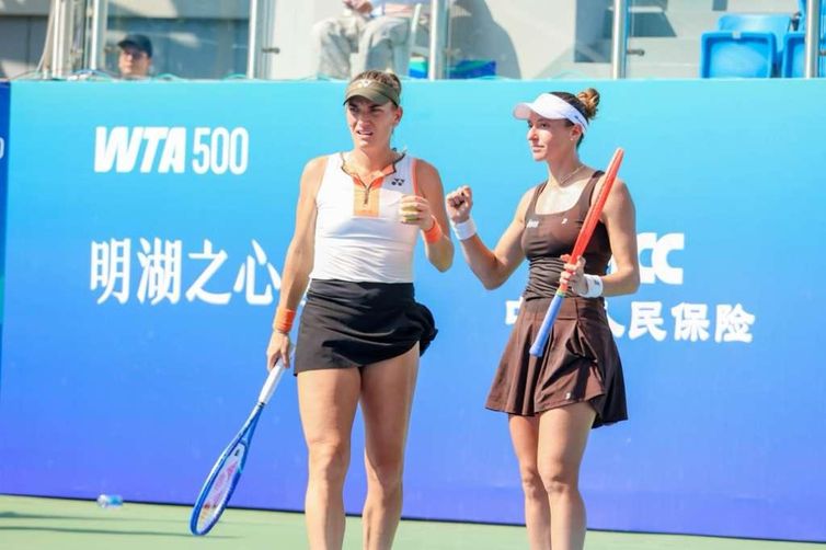 Divulgação/AUX Ningbo Open Luisa Stefani e Timea Babos avançam às semifinais do WTA 500 de Ningbo, em 16/10/2025