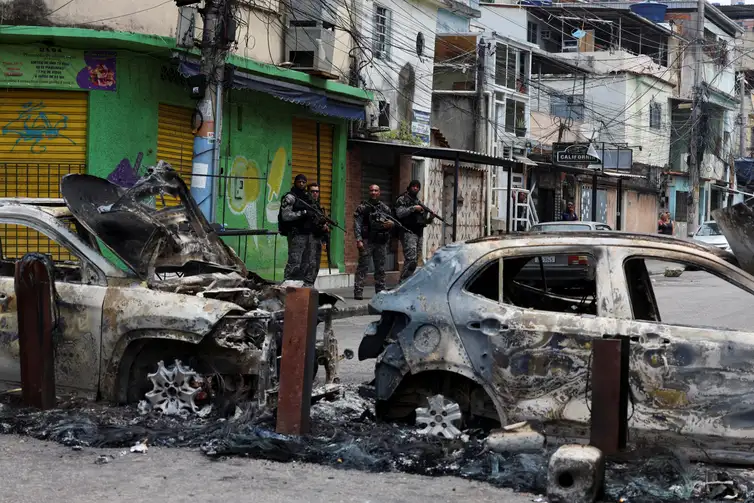 REUTERS/Aline Massuca/Proibida reprodução Members of the military police special unit patrol a street during a police operation against drug trafficking at the favela do Penha, in Rio de Janeiro, Brazil October 28, 2025. REUTERS/Aline Massuca