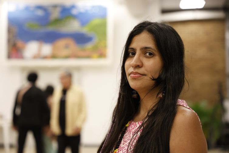 Fernando Frazão/Agência Brasil Rio de Janeiro (RJ), 23/10/2025 – Renata Tupinambá participa do projeto Águamãe, que traz perspectivas indígenas sobre a Baía de Guanabara Foto: Fernando Frazão/Agência Brasil