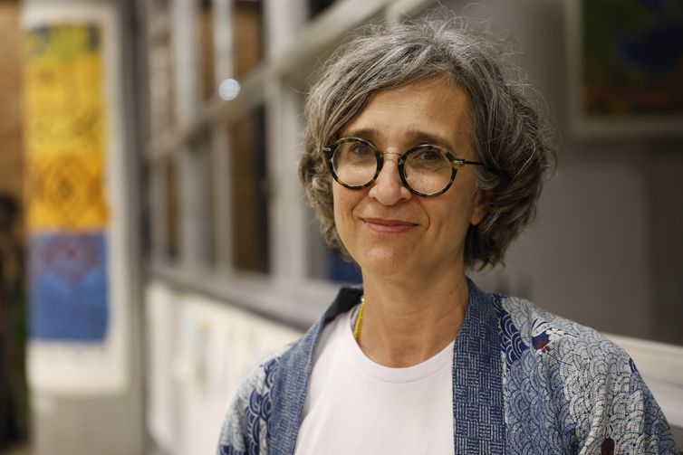 Fernando Frazão/Agência Brasil Rio de Janeiro (RJ), 23/10/2025 – Anna Dantes, diretora e co-fundadora do Selvagem, fala sobre o projeto Águamãe, que traz perspectivas indígenas sobre a Baía de Guanabara Foto: Fernando Frazão/Agência Brasil