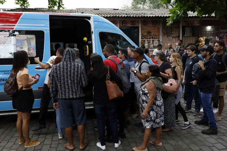Fernando Frazão/Agência Brasil Rio de Janeiro (RJ), 28/10/2025 - Durante operação policia contra o Comando Vermelho, filas nos pontos de ônibus e vans de transporte complementar na região da Central do Brasil, com trabalhadores sendo liberados mais cedo pela situação de violência. Foto: Fernando Frazão/Agência Brasil