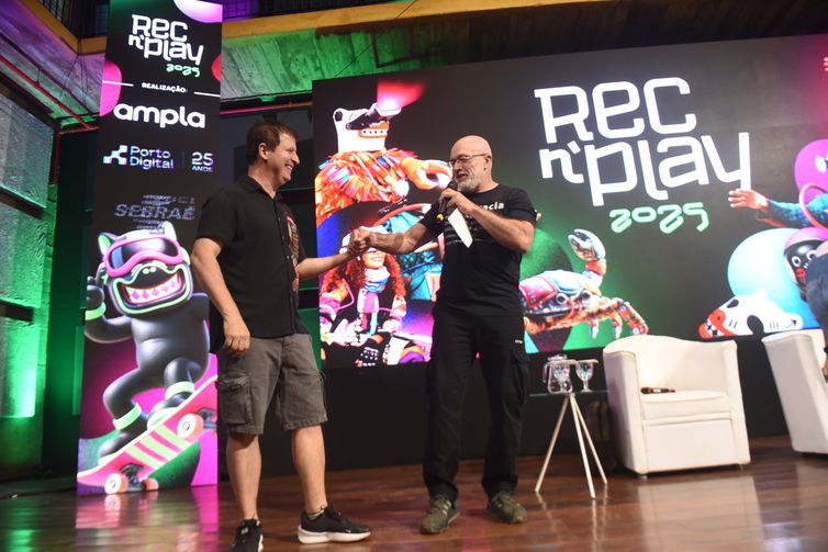 Beto Oliveira/Divulgação Pierre Lucena, presidente do Porto Digital e Silvio Meira, professor emérito da UFPE, em em palestra na Rec'N'Play 2025.