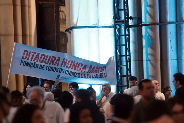 Paulo Pinto/Agência Brasil São Paulo (SP), 25/10/2025 - Ato Interreligioso na Igreja da Sé,  lembrando a morte do jornalista Vladimir Herzog, morto pelo regime militar no dia 25 de outubro de  1975. Foto: Paulo Pinto/Agência Brasil