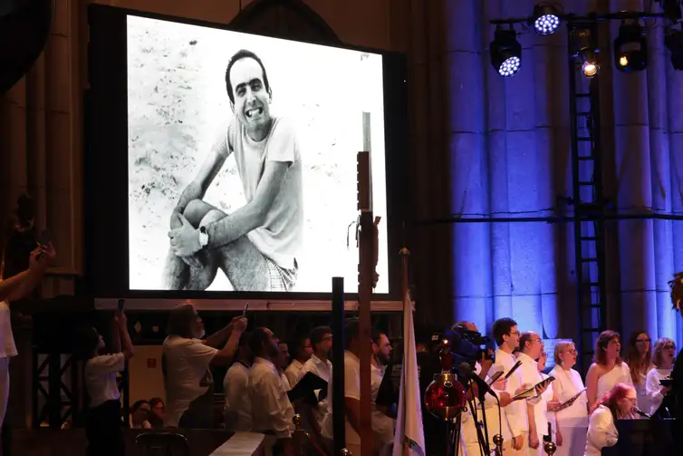 Paulo Pinto/Agência Brasil São Paulo (SP), 25/10/2025 - Ato Interreligioso na Igreja da Sé,  lembrando o jornalista Vladimir Herzog, morto pelo regime militar no dia 25 de outubro de  1975. Foto: Paulo Pinto/Agência Brasil