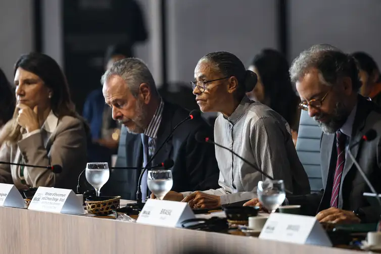 Brasília (DF), 14/10/2025 - A ministra do Meio Ambiente, Marina Silva, participa de plenária no segundo dia da Pré-Cop30. Foto: Marcelo Camargo/Agência Brasil