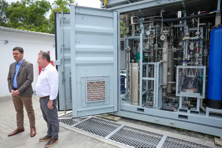 Fabio Rodrigues-Pozzebom/ Agência Brasil Recife (PE) 17/10/2025 - O diretor-presidente do Complexo Industrial Portuário de Suape, Armando Monteiro Bisneto, e o Presidente do Conselho Regional do SENAI-PE e Presidente da FIEPE, Bruno Veloso, ao lado do Eletrolisador instalado no Senai Park em Ipojuca Foto: Fabio Rodrigues-Pozzebom/ Agência Brasil