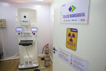Fabio Rodrigues-Pozzebom/ Agência Brasil Brasília (DF) 23/10/2025 - Equipamento de mamografia da carreta de saúde da mulher do programa Agora Tem Especialistas no estacionamento do Hospital Regional de Ceilândia, cidade satélite de Brasília Foto: Fabio Rodrigues-Pozzebom/ Agência Brasil