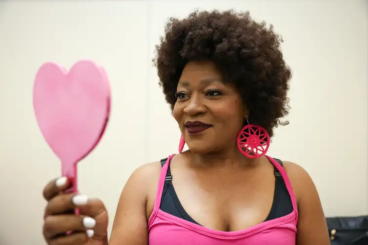 Tomaz Silva/Agência Brasil Rio de Janeiro (RJ), 23/10/2025 –  A cabeleireira Elisângela Torres participa do desfile de pacientes durante celebração do Outubro Rosa no Hospital do Câncer III, na zona norte do Rio de Janeiro. Foto: Tomaz Silva/Agência Brasil