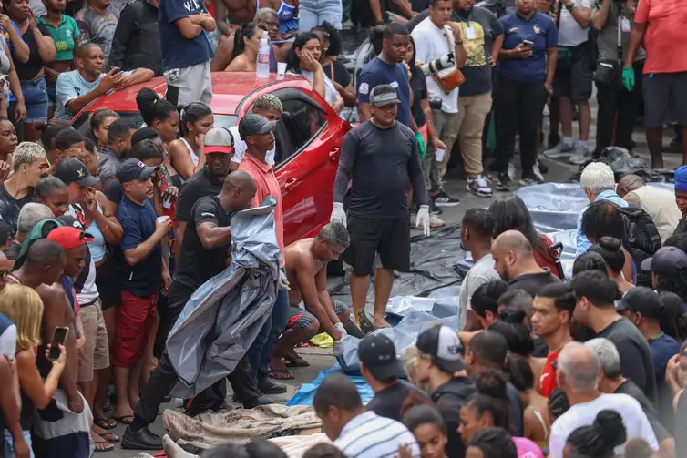Rio de Janeiro (RJ), 29/10/2025 - Dezenas de corpos são trazidos por moradores para a Praça São Lucas, na Penha, zona norte do Rio de Janeiro. Operação Contenção.
Foto: Tomaz Silva /Agência Brasil