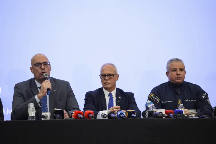 Tomaz Silva/Agência Brasil Rio de Janeiro (RJ), 26/10/2025 – Os secretários de Polícia Civil, Felipe Curi, de Segurança, Victor Santos e o de Polícia Militar do Rio de Janeiro, Marcelo Menezes durante coletiva de imprensa sobre a Operação Contenção na Cidade da Polícia, no Rio de Janeiro. Foto: Tomaz Silva/Agência Brasil