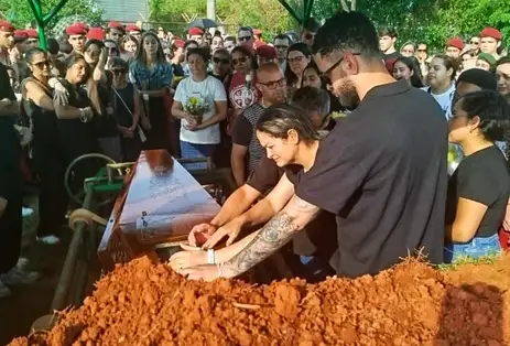 Brasília- 19/10/2025 - Em velório do estudante Isaac, em Brasília, colegas soltaram balões brancos. Foto: Luiz Claudio Ferreira/Agência Brasil